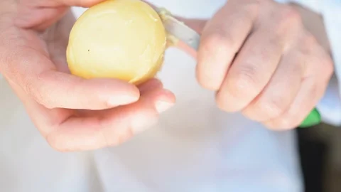 Chef peeling boiled potatoes Vidéo 128309778