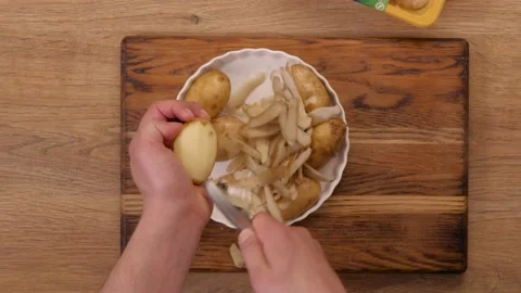 The chef is peeling potatoes. Cooking process. top plan. Part 1 Video stock 164039545