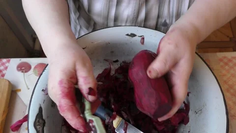 The chef peels the beets Video stock 163550957