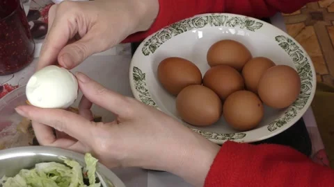 The chef peels chicken eggs Stock Footage 172365643