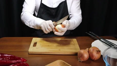 Chef peels the onion 스톡 동영상 190102926