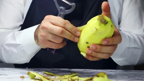 Chef peels the potato 스톡 동영상 182561188