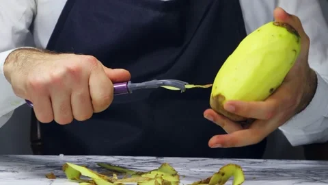 Chef peels the potato with a knife 스톡 동영상 182554738