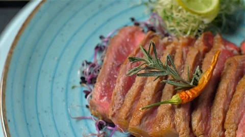 Chef peppers ready steaks on a plate Stock-Footage 123073744