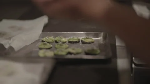 Chef placing details on small toast 库存影片 335703093