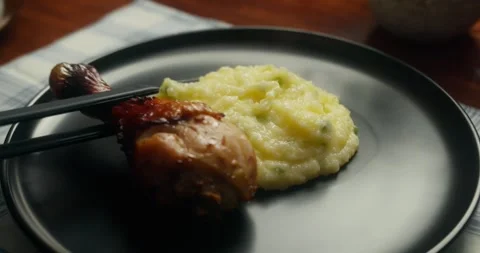 Chef plates a dish with creamy mashed potatoes and golden fried chicken Vídeo Stock 327212813