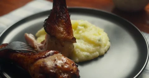 Chef plates a dish with creamy mashed potatoes and golden fried chicken Vídeos de archivo 327598873