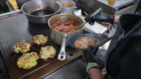 Chef plating a beef stew with gratin potatoes in a professional kitchen Stock-Footage 323353801
