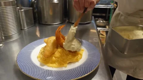 Chef plating fried shrimp on top of Japanese omurice with tartar sauce Stock-Footage 347688103