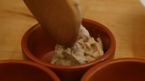 The chef for a pot decomposes julienne. 4k 库存影片 64660134