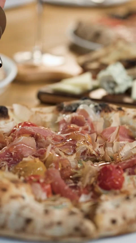 Chef Pouring Extra Virgin Olive Oil onto Fresh Neapolitan Pizza Vídeo Stock 340192094