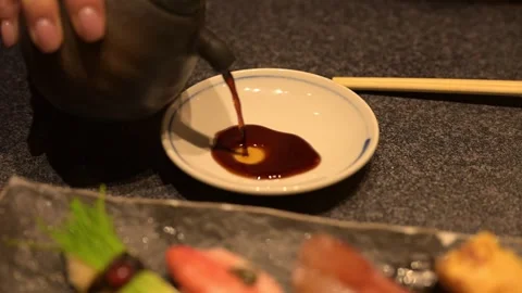 Chef pouring soy sauce in small plate Vídeo Stock 305233095