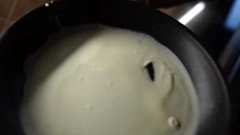 Chef pours batter into the pan and rotates it to distribute Vídeo Stock 270012733