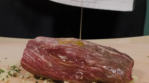 The chef pours oil onto a dish 库存影片 306804043