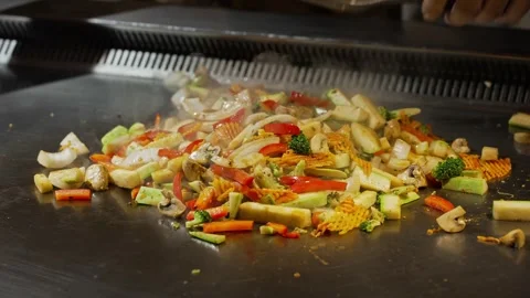 The chef pours the sauce and roasts the vegetables in a pan. Onions, mushrooms Vídeos de archivo 276960324