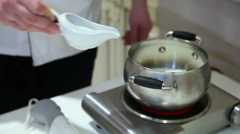 Chef pours sugar into the pan Vídeo Stock 59356240