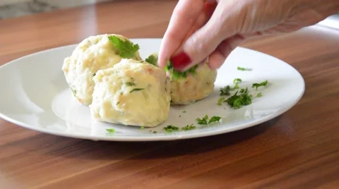 Chef preapering plate Stock Footage 40956736