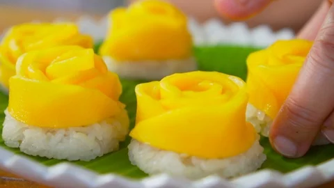 Chef preparation make mango sticky rice, Thailand dessert in summer season Stock Footage 90342196
