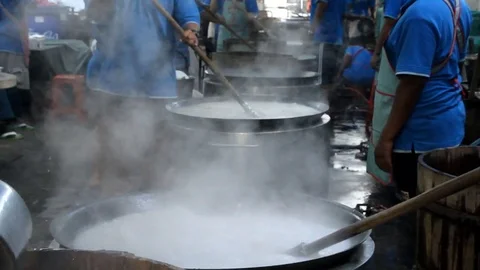 Chef prepare boiled rice in kitchen. Video stock 72432228