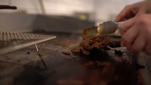 Chef prepares brisket burger Video stock 181024321