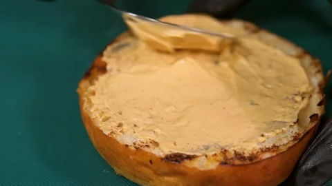 Chef prepares a burger. Slow motion. Vidéo 303745952
