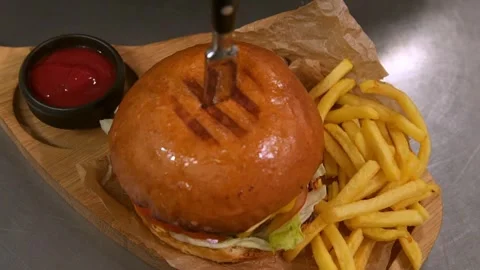Chef prepares a burger. Slow motion. 스톡 동영상 303746168