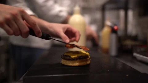 Chef prepares cheeseburger Stock Footage 181035488