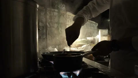 Chef prepares dinner at an outdoor event. Backlight detail, 4K 库存影片 229836986