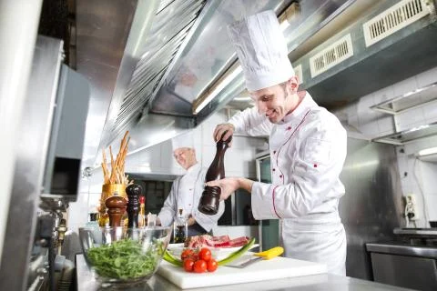 The chef prepares a dish in the kitchen of restoran. Foto stock