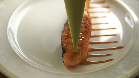 The chef prepares a dish on a plate Vídeo Stock 113223992