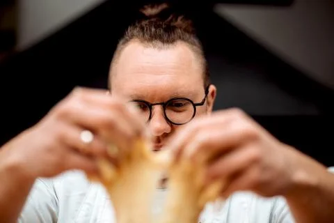 The chef prepares dough Foto stock