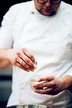 The chef prepares dough Foto stock