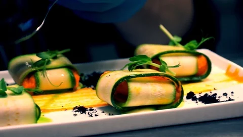 Chef prepares final garnish with edible olive dirt for restaurant dish of Vídeo Stock 116583323
