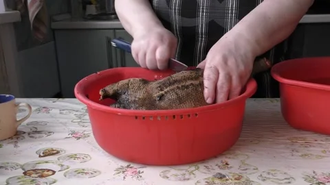 The chef prepares the goose for the festive table for Christmas Vídeo Stock 136642696