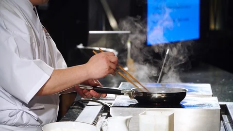 The chef prepares meals in a luxurious restaurant in front of guests 스톡 동영상 105682048