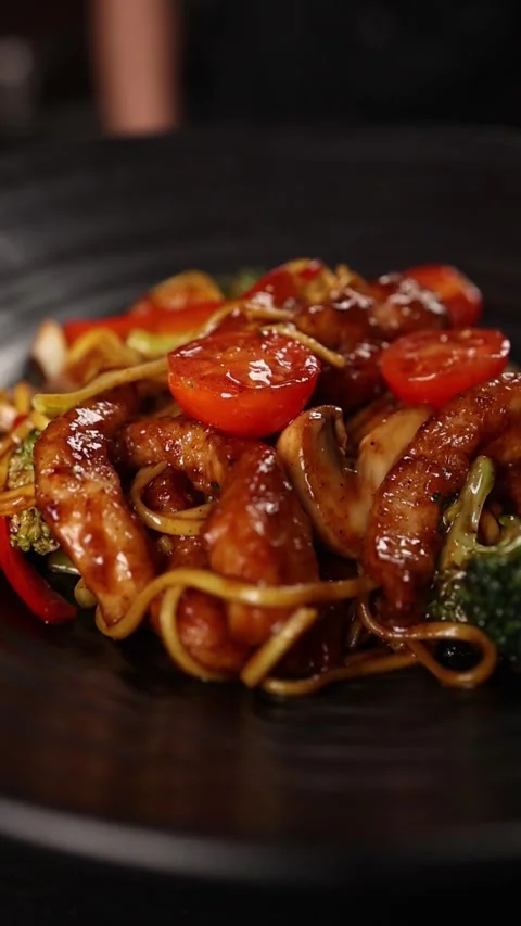 Chef prepares noodles with meat and vegetables Stock Footage 265668010