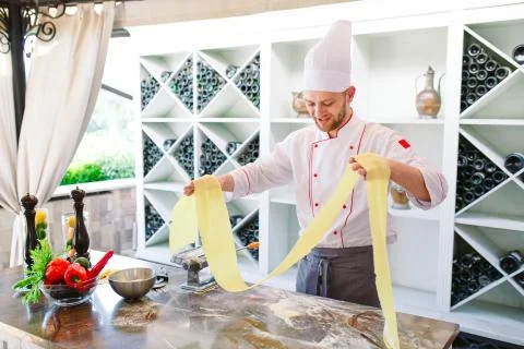 The chef prepares the paste for the visitors. Foto stock