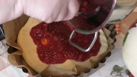 The chef prepares a pie with berries Video stock 167105952
