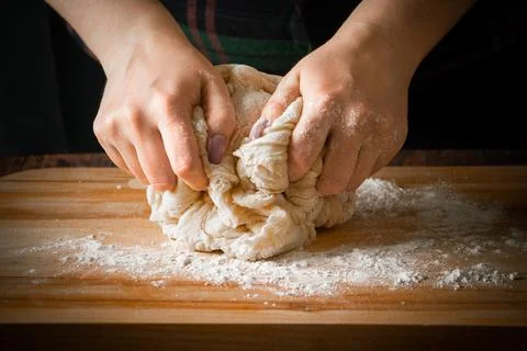The chef prepares pizza dough Fotos Stock