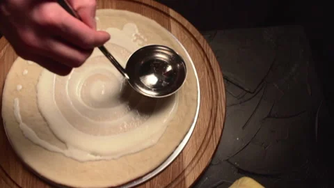 The chef prepares pizza. Vídeo Stock 145355735