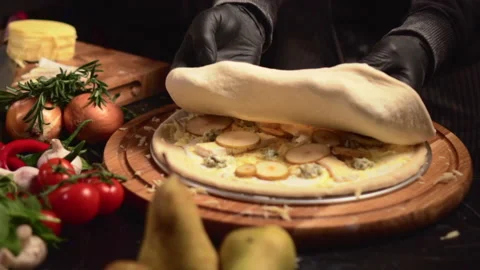 The chef prepares pizza. Vídeo Stock 145356107