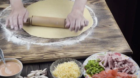 The chef prepares to prepare pizza in the kitchen Vídeos de archivo 88981878