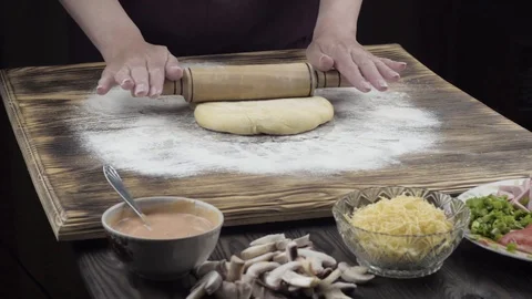 The chef prepares to prepare pizza in the kitchen Vídeos de archivo 88981879