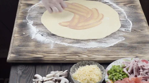 The chef prepares to prepare pizza in the kitchen Vídeos de archivo 88981895