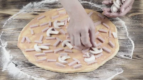 The chef prepares to prepare pizza in the kitchen Vídeos de archivo 88981898
