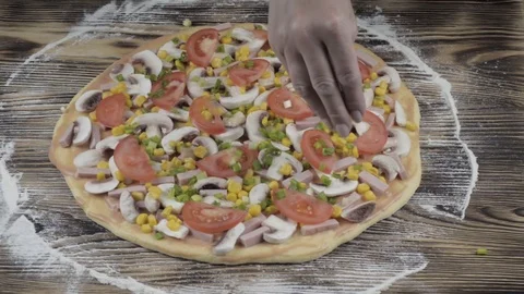The chef prepares to prepare pizza in the kitchen Vídeos de archivo 88981903
