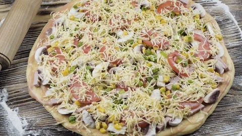The chef prepares to prepare pizza in the kitchen Vídeos de archivo 88981905