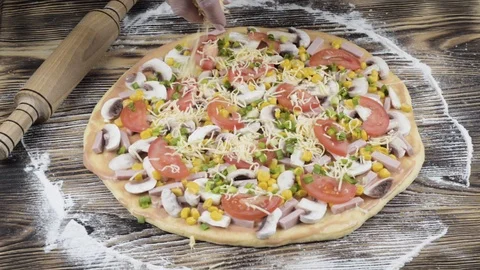 The chef prepares to prepare pizza in the kitchen Vídeos de archivo 88981907
