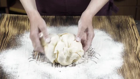The chef prepares to prepare pizza in the kitchen Vídeos de archivo 88981911