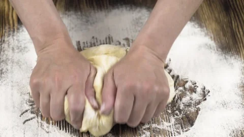 The chef prepares to prepare pizza in the kitchen Vídeos de archivo 88981913